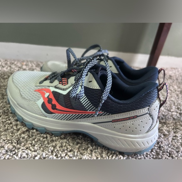 Saucony women’s sneakers, size 9. - Picture 2 of 8